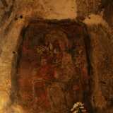 Questa parte della cripa � molto pi� semplice, priva di archi e colonne, ma arricchita da un altarino su cui compare un altro affresco un po� pi� rovinato rispetto al precedente: raffigura la Madonna avvolta da una veste bianca con in grembo Ges� bambino
